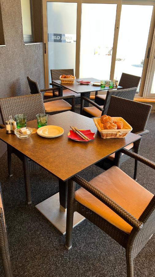 Kamel Club Restaurace A Penzion オロモウツ エクステリア 写真